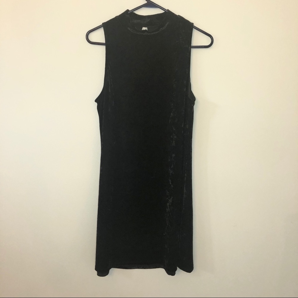 Black velvet sleeveless dress